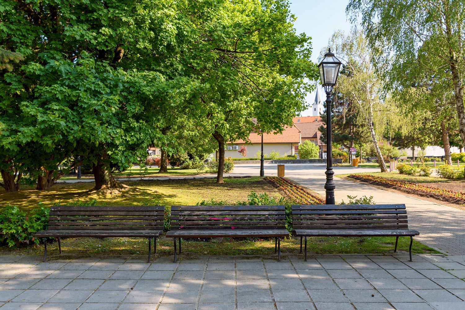 park benches representing changing of season